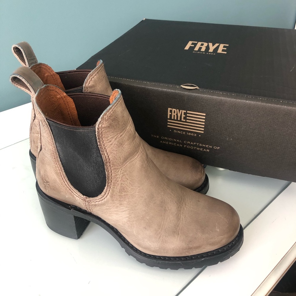 Frye Sabrina Chelsea Boot in Stone